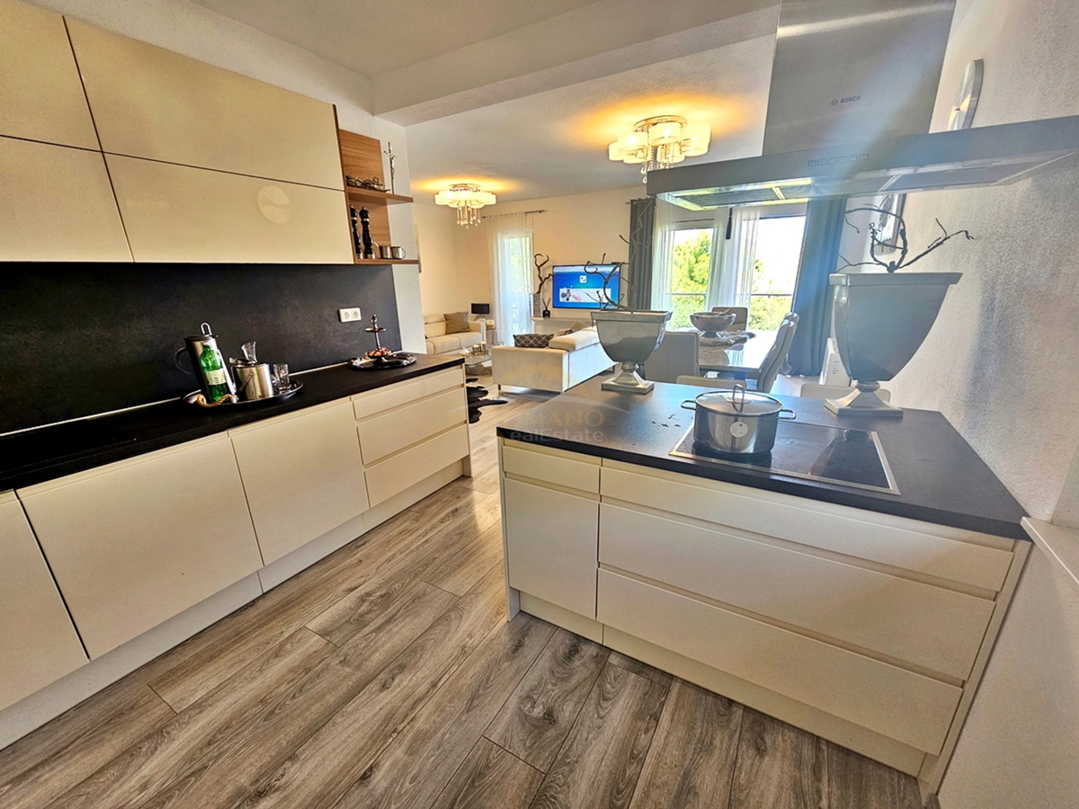 Luksuzna hiša na Čiovu - Mastrinka s 3 apartmaji in odprtim pogledom na morje